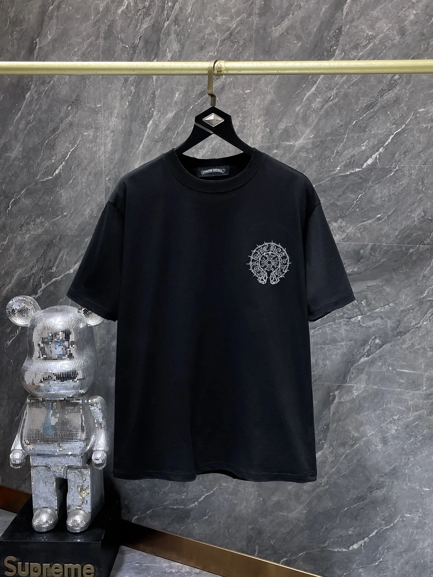 P166 New Chrome Hearts 25ss for summer. High gram weight, environmentally friendly and high-quality top-grade fabric. 280g. Heavy-duty horseshoe roller frayed embroidered short sleeves. Counter synchronization. Re-engraved version 1:1. Recommended color: black white. Size: S, M, L, XL.